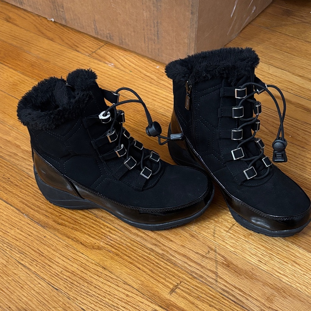 Khombu Black Winter Boots with Faux Fur